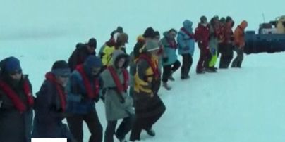 В Антарктиді вже 8 днів не можуть дістатися корабля з 50 туристами і вченими