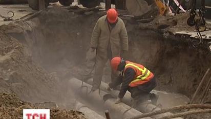 Фонтан с кипятком и кусками асфальта "украсил" улицу Киева