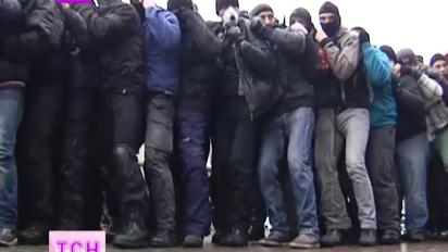 На Майдане агитируют записываться в отряды самообороны