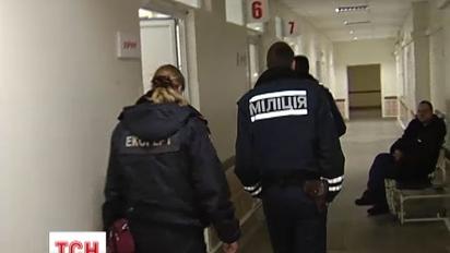 Медики неофициально подтверждают, что под больницами дежурят силовики в гражданском