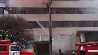 Во время пожара на харьковском заводе люди выпрыгивали из окон