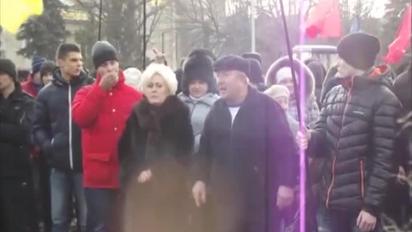 У Слов'янську засудили Євромайдан та спалили прапор ЄС