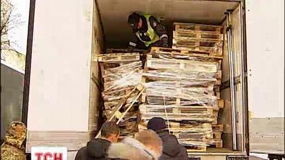 Інспектори ДАІ перевіряють вантажівки, що їдуть у середмістя