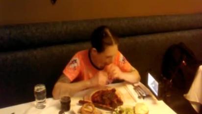 Тендітна американка з’їла величезний шматок м’яса за 2,5 хвилини