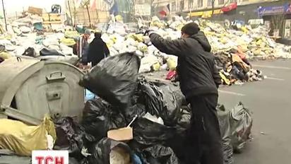 На Майдані мітингувальники влаштували велике прибирання