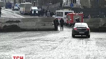 Коммунальщики убирают свидетельства противостояния на улице Грушевского