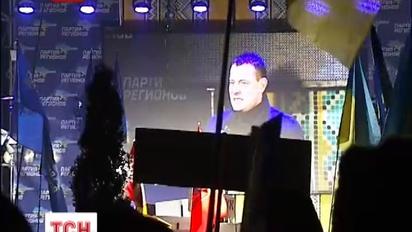 Для альтернативного мітингу закінчують зводити сцену