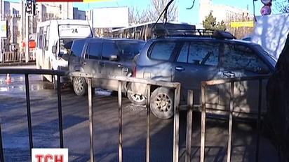 В Криму слизька дорога привела до масового зіткнення автівок