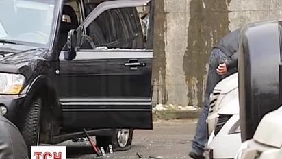 Невідомі з сокирами напали на позашляховик в Києві