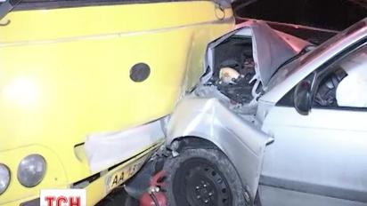 Пасажири київської маршрутки лишились зубів та отримали переломи ребер