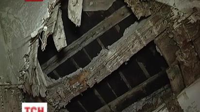 У Львові стеля мало не вбила сім'ю з малою дитиною