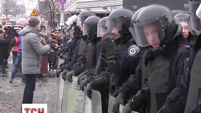 Біля барикад поблизу КМДА вишикувалися правоохоронці у повній екіпіровці