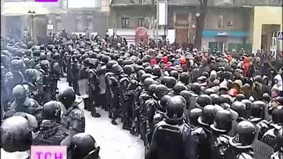 На Грушевського триває протистояння