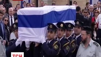 Аріеля Шарона провели у останній путь