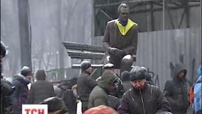 Монумент Валерію Лобановському знаходиться просто на вході до стадіону Динамо