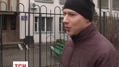 Добровольцы собираются под стенами военкоматов