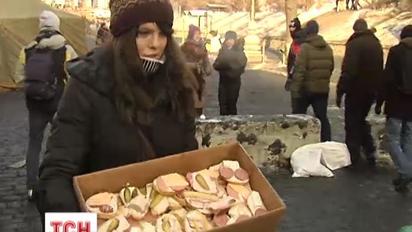 Жінки попри мороз продовжують працювати на барикадах