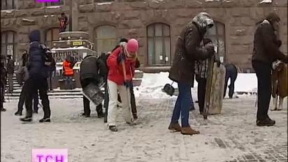 Митингующие начали очищать Майдан от льда