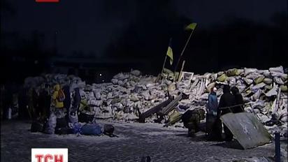 На Грушевского митингующие прибегают к строительству новых форм защиты