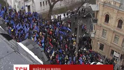 Біля офісу "1+1" колона учасників Євромайдану заспівала гімн України
