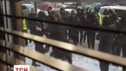 Правоохоронці намагались затримати людей з каскою на голові