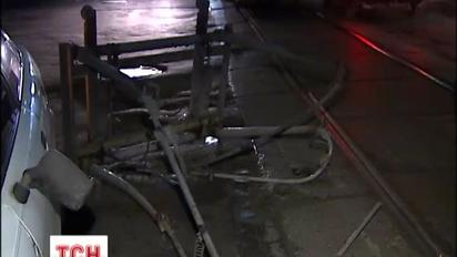 В Киеве трамвай развалился на ходу, повредив автомобиль