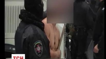 Появилось видео издевательства над активистом беркутом