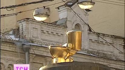 Студенти встановили золотий унітаз на місце пам'ятника Леніну