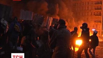 Спецпризначенці влучно попадають по людям попри димову завісу