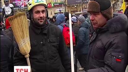Оппоненты оппозиции пытались убрать беспорядок на Майдане