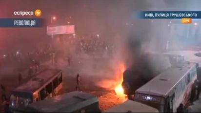 Мітингувальники на Грушевського палять машини силовиків