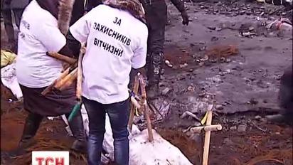 Женщины в футболках "солдатские матери" убрали кресты митингующих