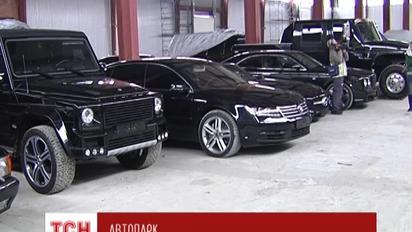 Активисты «Правого сектора» нашли заброшенный склад эксклюзивных авто