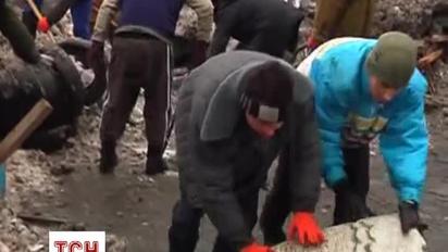 На Майдані розбирають "снігові" барикади, щоб встановити міцніші