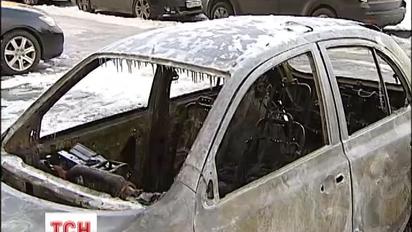 За добу у Києві повністю згоріло 20 автомобілів