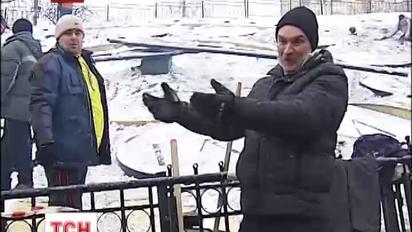 Активісти допомогли комунальникам розібрати квітковий годинник