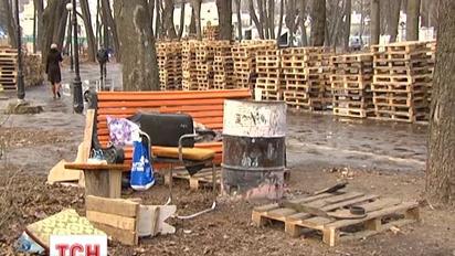 Сміття у Маріїнському парку будуть прибирати  київські комунальники