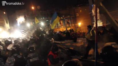 Відео штурму "Беркутом" барикад Євромайдану