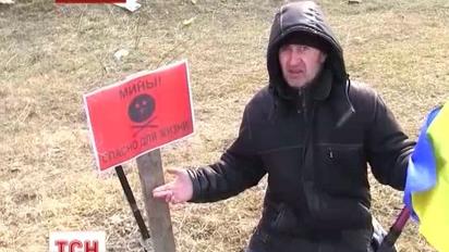 В людей из городка вблизи пропускного пункта целятся из пушек