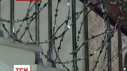 Депутаты обмотали колючей проволокой Днепропетровскую облраду