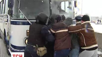 Автобуси наповнені силовиками прорвались крізь блокаду у Василькові