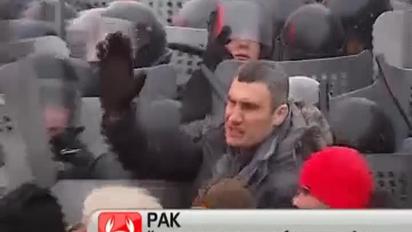 Запеклі сутички на вулиці Грушевського у центрі столиці викликали массу обговорень в мережі