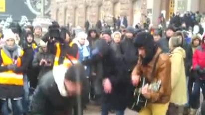 Біля КМДА євромайданівці радісно танцюють під гітару
