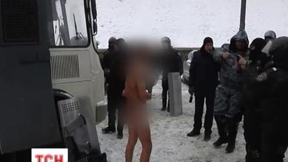 Чоловік, якого знімали на відео бійці “Беркута”, живий та у безпеці