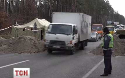 ДАІ перекрила головні в'їзди до Києва вантажівками з піском