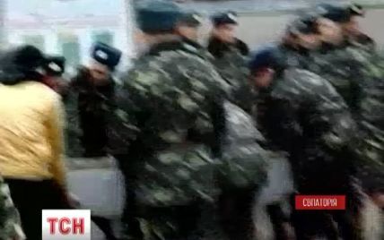 Артиллерийскую базу в Евпатории штурмуют российский спецназ и бывшие бойцы "Беркута"
