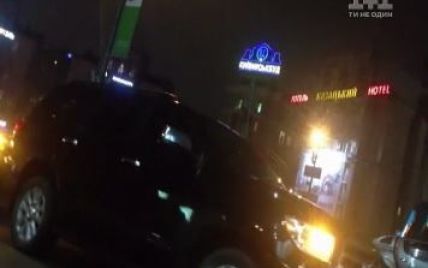 Яценюк, Кличко и Тягнибок ездят протестовать в элитных авто и в сопровождении толпы охранников
