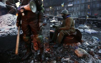 Активисты убирают камни и обгоревшие шины с Грушевского