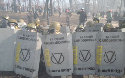 Група людей у масках потрапила до консульства Канади в Києві