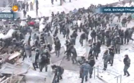 Бойцы "Беркута" на Грушевского разбирают баррикады